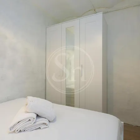 Practico Cerca De Estacion De Sants Apartman *